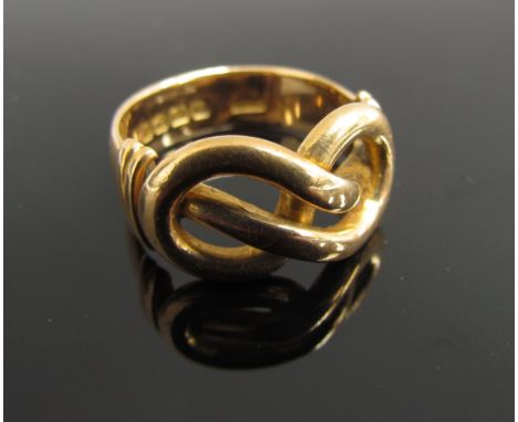 An 18ct gold "knot" ring. Size M/N, 8.7g