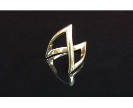 A 9ct gold double wishbone ring. Size K, 3.3g