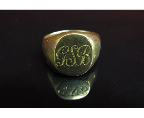 A gold signet ring stamped 18. Size R, 13.3g