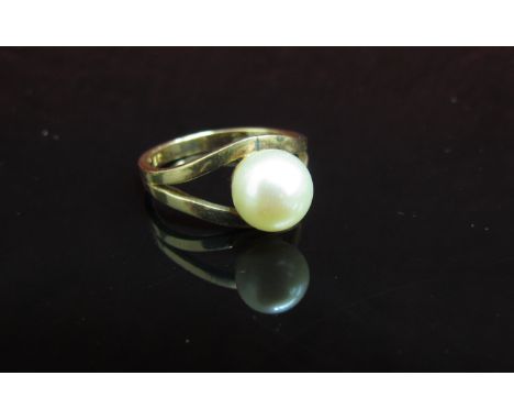 A gold ring set with single pearl in split shank stamped 14k. Size L, 3.1g