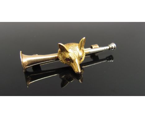 A gold brooch in the form of a hunting horn surmounted by a fox head set with ruby eyes, 5g