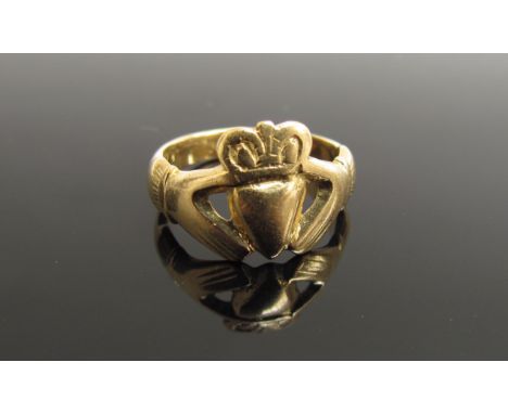 A gold Frienship ring, hands holding a crowned heart, unmarked, 5g