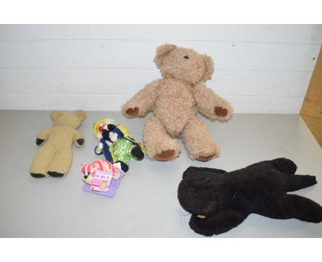 BOX OF VARIOUS TEDDY BEARS AND SOFT TOYS TO INCLUDE A STEIFF TOY CAT