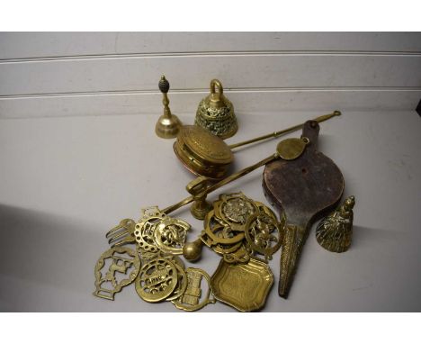 BOX OF MIXED BRASS WARES TO INCLUDE FIRE TOOLS, HORSE BRASSES ETC