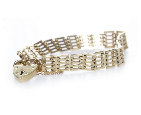 NINE CARAT GOLD GATE LINK BRACELETwith a heart shaped padlock clasp, 16.3g