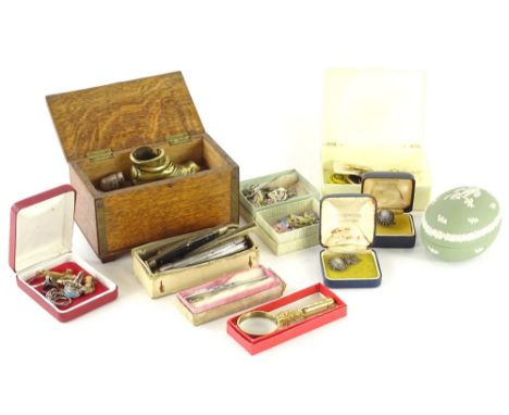 A quantity of vintage costume jewellery and effects, to include Wedgwood ring and necklace, Wedgwood green trinket box, flora