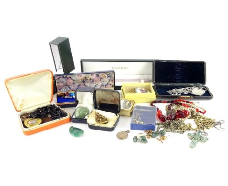 A quantity of modern costume jewellery, to include paste stone set brooches, portrait brooches, heart shaped pendant on rolle