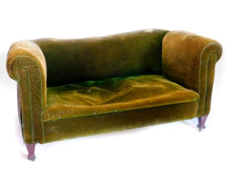 An Edwardian mahogany drop end Chesterfield sofa, upholstered in green fabric on square tapering legs with castors, (AF), 158