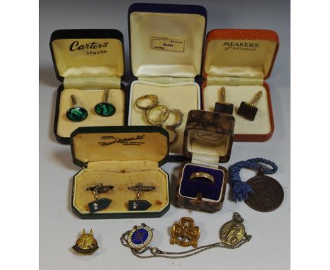 A 9ct gold ring; enamelled bee cufflinks; silver rings; badges