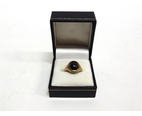 A 9 CARAT GOLD CABOCHON GARNET RING finger size P 1/2, 4.5g gross, cased