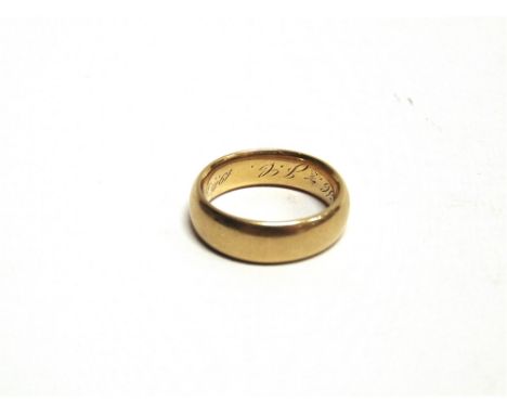 AN 18 CARAT GOLD WEDDING RING 8.6g gross