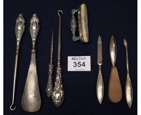 Bag of assorted silver and white metal button hooks, shoe horn etc. (B.P. 24% incl. VAT)