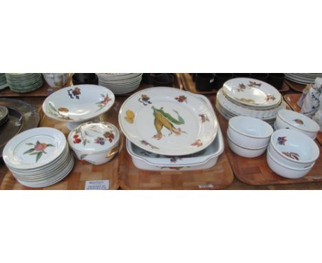 Three trays of Royal Worcester Evesham oven to tableware items. (3)(B.P. 24% incl. VAT)