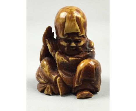 JAPANESE IVORY NETSUKE,Meiji period, modelled as a figure clapping hands, 3.5cm high