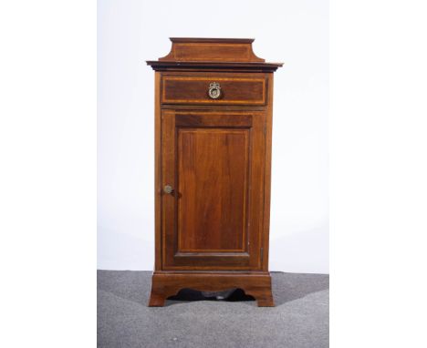 Edwardian inlaid mahogany bedside cabinet, with narrow satinwood banding and stringing, fitted with a single drawer over a pa