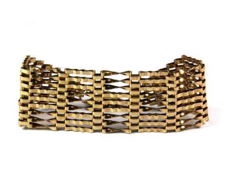A 9ct yellow gold gate bracelet (approx. 18.5gr).