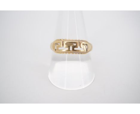 An 18ct gold dress ring with reticulated Greek key design to the face, size R, 3g