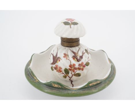 A late Victorian porcelain ink standish, 12 cm