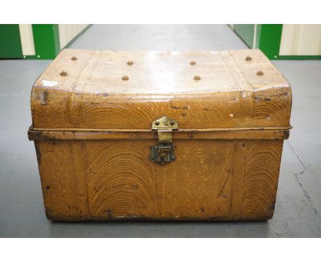A brown tinplate travel trunk, 67 x 45 x 43 cm 
