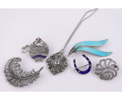 A box containing a Tank Regiment sweetheart brooch, enamel horseshoe and other jewellery.