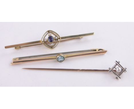 2 Stone set gold bar brooches and a gold stick pin, (3).