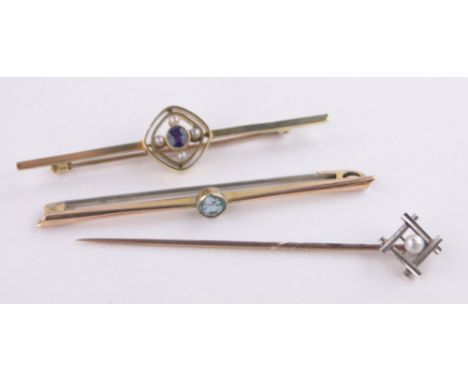 2 Stone set gold bar brooches and a gold stick pin, (3).