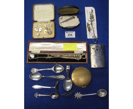 Box of assorted collectables to include: graduated pearls in box; various brooches, including Scottish and bird design; silve