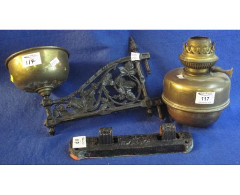 Brass oil lamp with cast metal and brass wall bracket and fixing. (3)(B.P. 24% incl. VAT)
