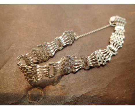 Silver gate bracelet with padlock clasp 