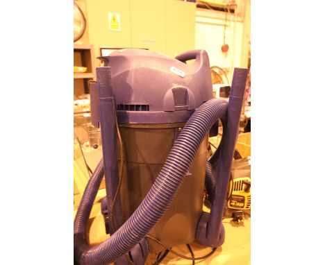 Large Bermuda pond vacuum cleaner BER 176 from Aquatic Options. Not available for in-house P&PCondition Report: All electrica