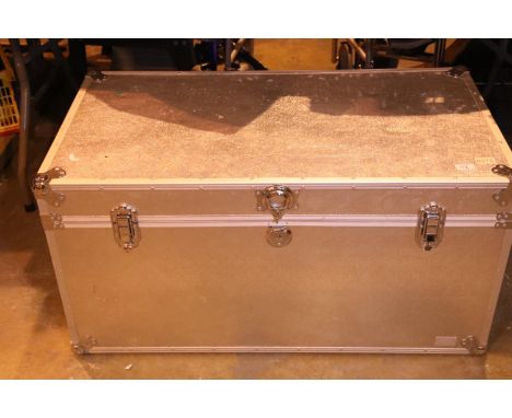 Large lidded and lockable silver coloured travel/storage trunk. Not available for in-house P&amp;P 