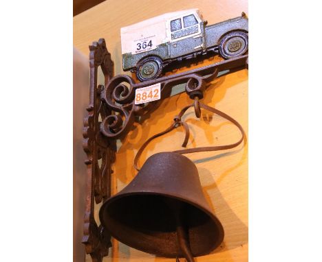 Cast iron Land Rover wall hanging door knocker, 35 x 7 cm. P&amp;P Group 1 (£14+VAT for the first lot and £1+VAT for subseque