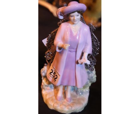 Queen Elizabeth the Queen Mother 16915 Royal Worcester figurine. Not available for in-house P&PCondition Report: Lacking rose