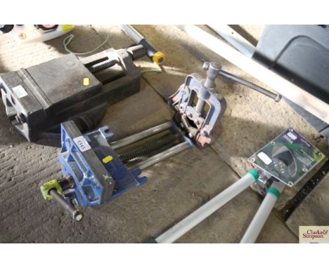 A pipe vice and a quick release vice