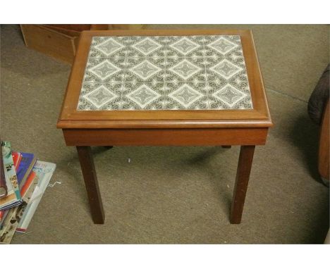 FURNITURE/ HOME - A vintage coffee table with tile top, measuring 47x52x41cm.