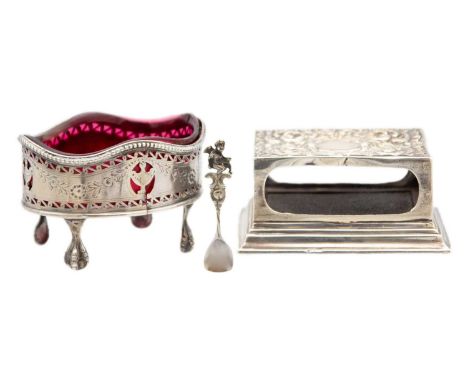 A selection of silver items. Including a matchbox case by Henry Matthews, Birmingham 1902, 9cm x 6.5cm base, height 3.9cm, a 
