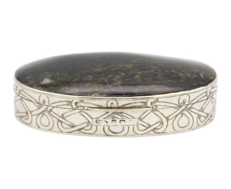 A George V silver table snuff box, the hinged lid inset with jasper. Of oval form, the box engraved with continuous knots, ma