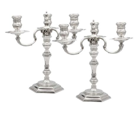 A good pair of modern silver three-branch candelabra by Richard Comyns. London 1963, of hexagonal section, height 27.5cm, tot