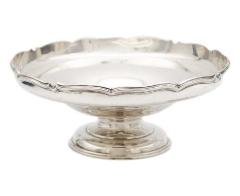 A George V silver pedestal bowl by Harrison Brothers & Howson. Sheffield 1931, diameter 23.5cm, 17.24 oz.