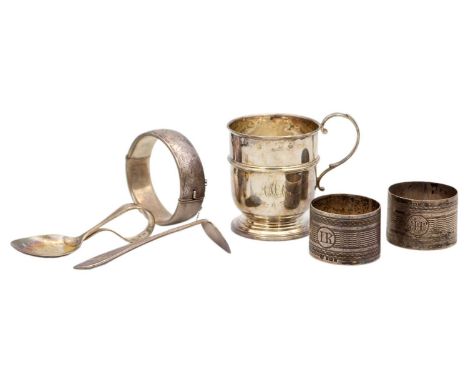 A selection of silver items. To include a cased christening cup, Birmingham 1935, height 7cm, a cased spoon and pusher, a hin