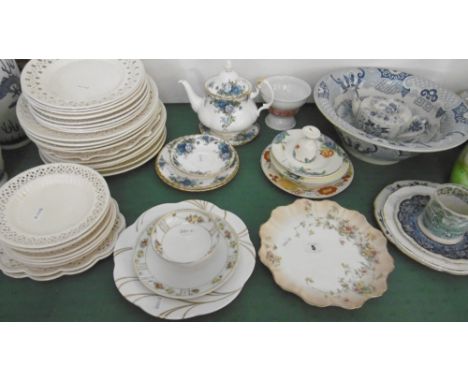 A ROYAL DOULTON TEAPOT AND STAND MOONLIGHT ROSE, AN EARLY ROYAL DOULTON BURSLEM WARE DISH, AND OTHER ASSORTED CHINAWARE INCLU