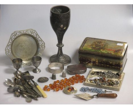 A tin containing a quantity of jewellery including a 9ct gold bar brooch, a silver bangle by Charles Horner, some thimbles in