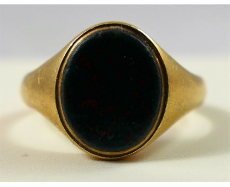 An 18ct gold and bloodstone gentleman's signet ring, Birmingham 1924, inset with a plain panel, 12 x 10 mm, weight 9 gm, size