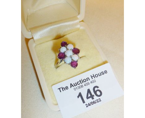9ct white gold and opal ring. Approx. UK size J, weight 3g.