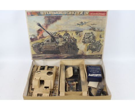 Bandai - A boxed vintage (circa 1970) Bandai #4106-2800 1:15 scale motorised German Army Assault Gun IV Model H 'Sturm Geschu