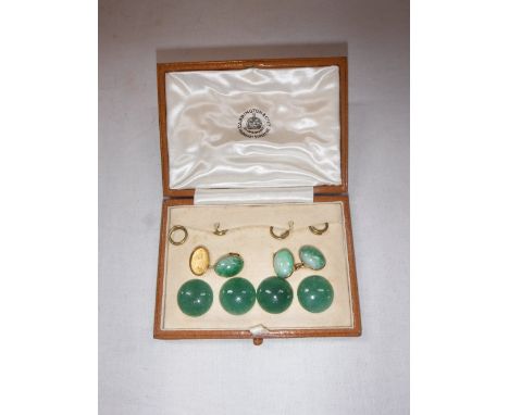 A CASED SET OF 18CT YELLOW GOLD AND JADE CUFFLINKS AND DRESS STUDS, the cufflinks each set with oval cabochon green jades wit