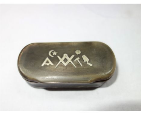 MASONIC INTEREST: A 19th Century horn snuff box, the hinged cover inset with Masonic symbols, 7cm