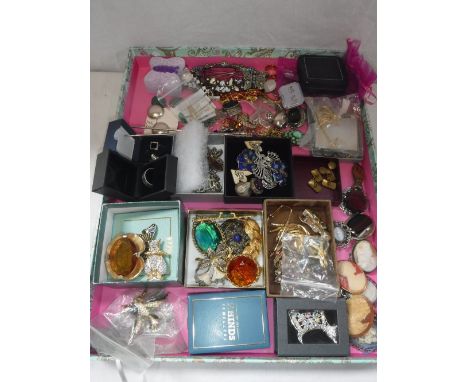 A COLLECTION OF VINTAGE BROOCHES, rings, cufflinks and other items (as lotted)