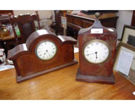 AN EDWARDIAN MAHOGANY CASED MANTLE, with circular white enamel dial with roman numerals and a Regency style mantle clock with