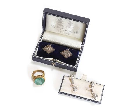 A chrysoprase intaglio ring and two pairs of cufflinks, comprising:a yellow metal chrysoprase intaglio ring,the circular mid 